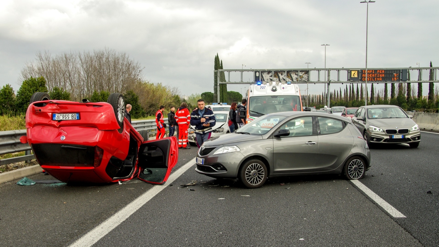 car-accident-g191df4f86_1920