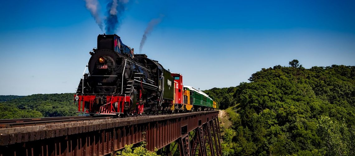 12019-train-1728537_1920